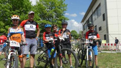 Bild: lhc
Die Mountainbiker der Walter-Höllerer-Realschule mit ihrem Lehrer Christian Langhans (Zweiter von links) sind in die Saison gestartet und freuen sich schon aufs „Cat-Hill-Race“ Ende Mai.