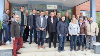 Bild: mfh
Das Interesse an der Arbeit des Fraunhofer Instituts war groß. Zu den Gästen gehörten auch der FDP-Bundestagsabgeordnete Lukas Köhler (hinten, Dritter von links) und der Weidener Landtagsabgeordnete Christoph Skutella (vorne, Zweiter von links).