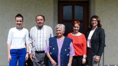 Bild: kar
Bürgermeisterin Martina Engelhardt-Kopf (rechts) gratulierte den Jubilaren Johann (Zweiter von links) und Anna Winkler (Mitte). Auch die Enkelinnen Lea und Melanie (von links waren anwesend, um mit ihren Großeltern zu feiern.