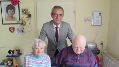 Bild: jzk
Bürgermeister Werner Nickl gratulierte Josef Heining zu seinem 80. Geburtstag. Im Gespräch mit ihm und seiner Schwester Frieda Heining (links) erinnerte er sich an viele Ereignisse, die sie als Nachbarn zusammen erlebt haben.