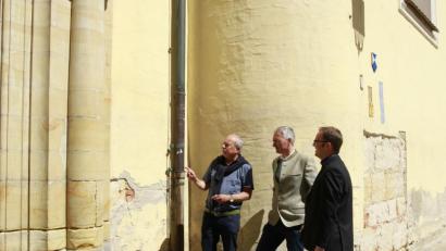 Bild: Pia Regnet/exb
Von links: Kirchenpfleger Josef Beer, MdL Dr. Harald Schwartz und Stadtpfarrer Thomas Helm