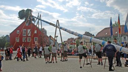 Bild: wee
Mit vereinten Kräften stellten die Mitglieder der „Rescue Buam“ den Maibaum auf dem Marktplatz in Wernberg-Köblitz auf. Nach rund einer Stunde stand der 27 Meter hohe Baum.