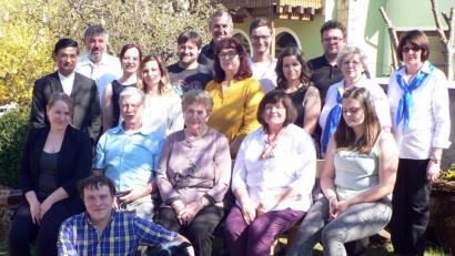 Bild: lep
Margarte Zeitlmann (Mitte) freut sich, dass an ihrem 80. Geburtstag die Großfamilie gekommen ist. Zwei Kinder, Schwiegerkinder, Enkel sowie Hund feiern ausgiebig Omas Geburtstag. Auch Pfarrer Augustin Lobo (hinten, links) sowie zweiter Bürgermeister Josef Schreglmann (daneben) gratulieren zum "Runden", ebenso Monika und Margit Steger vom Katholischen Frauenbund.