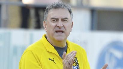 Bild: Hubert Ziegler
RDer Trainer des FC Amberg, Rainer Greger, treibt seine Spieler noch einmal an. „Wir spielen daheim und wollen gewinnen“, sagt er vor der Partie gegen den FC Wernberg.