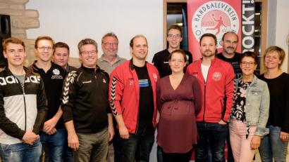 Bild: tkr
Die neue Vorstandschaft des Handballvereins Oberviechtach hat sich verjüngt. Erstmals bringt Eva Priller (dritte Vorsitzende, Fünfte von rechts) Frauenpower in das Triumvirat um Michael Lang (Mitte, Vorsitzender) und Christian Mösbauer (Vierter von rechts, zweiter Vorsitzender.