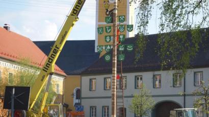 Bild: fjo
Bauhofleiter Johannes Grötsch wagte sich abschließend hoch hinauf zum Lösen des Hakens und dem Abmontieren der Halteseile.