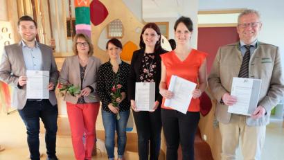 Bild: ohr
Mitglieder des JU Kreisverbandes Schwandorf erstellten den Betreuungsspiegel 2019 für den Landkreis. Die Initiatoren Christina Bauer, Pia Schottenheim (Zweite und Dritte von rechts) und Philipp Troppmann (links) erläuterten das Ergebnis im Gruppenraum der Kinderkrippe „An der Naab“ im Beisein von OB Andreas Feller (rechts), AWO- Geschäftsführerin Daniela Friedrich und Krippenleiterin Vanessa Ries (Zweite und Dritte von links).