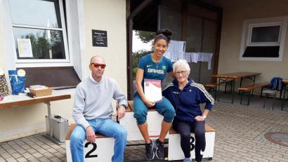 Bild: jma
Die Brasilianerin Gilailce Trigneino de Assis (Mitte, daneben ihr Trainer) nahm an der Bahneröffnung in Eschenbach teil, Veranstalterin Hannelore Ott freute sich.