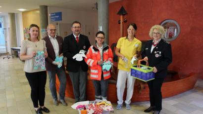 Bild: exb/Kliniken Nordoberpfalz AG
Tanja Wittmann (Zweite von rechts), Leiterin der Kinderintensiv- und Frühgeburtenstation, und Pflegedirektor Thomas Baldauf (Zweiter von links) danken dem Team der BRK-Bereitschaft um Leiterin Sieglinde Steiner (rechts), Josef Bock (Dritter von links), Manuela Pröls (Dritte von rechts) und Valentina Jäger (links).