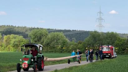 Bild: wlr
Der Transport des 31 Meter langen Maibaumes funktioniert ohne Probleme.