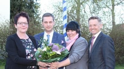 Bild: exb
Blumen für den Kandidaten: Frauen-Union-Vorsitzende Petra Becher (links), CSU-Kreisvorsitzender Tobias Reiß (rechts) und JU-Vorsitzende Antonia Ritter wünschen Wolfgang Söllner viel Schwung und Elan im Bürgermeisterwahlkampf.