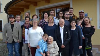 Bild: gi
Christa Schönberger feiert im Kreis ihrer Familie und Verwandten ihr 90. Wiegenfest im Landgasthof Schieder in Saubersrieth. Dazu gratuliert auch Bürgermeister Hermann Ach. Der siebenjährige Finn aus Baden-Württemberg (vorne) versteht sich mit der Großtante.