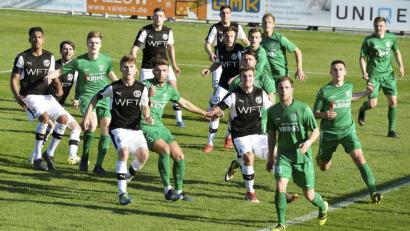 Bild: Hubert Ziegler
Die Blicke gehen nach oben. Die Teilnahme an der Relegation zur Regionalliga hat die DJK Gebenbach (dunkle Trikots) schon sicher.