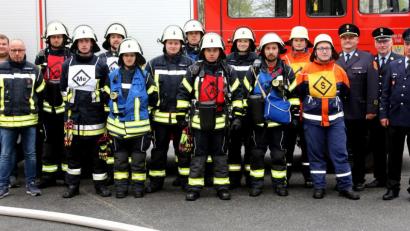 Bild: mef
Unter den Augen von drei Schiedsrichtern absolvieren die Mitglieder der Flosser Feuerwehr die Leistungsprüfung.
