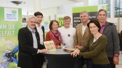 Bild: Gabi Schönberger
Zur Pressekonferenz der Delegiertenversammlung des Bund Naturschutz stehen sie Rede und Antwort: (von links) Richard Mergner (Vorsitzender des BN), Martin Geilhufe (BN-Landesbeauftragter), Sonja Schuhmacher (Vorsitzende der BN-Ortsgruppe Weiden), Falk Ponsold (stellvertretender Vorsitzender der BN-Kreisgruppe Weiden/Neustadt), Hans Babl (Vorsitzender der BN-Kreisgruppe Weiden/Neustadt), Pressesprecherin Luise Frank und Reinhard Scheuerlein (BN-Regionalreferent Oberpfalz).