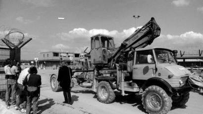 Archivbild: Gerhard Götz
Arbeiter verlassen das Gelände der geplanten Wiederaufarbeitungsanlage (WAA) im Taxölderner Forst. Der erbitterte und jahrelange Widerstand der Bevölkerung war ein nicht unwesentlicher Grund für die Aufgabe der Pläne und den wirtschaftlichen Aufschwung der Region.