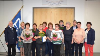 Bild: gi
Der Diözesanverband des Frauenbunds Regensburg ehrt durch Bezirksvorsitzende Martha Bauer (Zweite von links) treue Mitglieder des Zweigvereins Moosbach und zeichnet sie für ihre Arbeit aus. Dazu gratulieren Pfarrer Josef Most (links), Bürgermeister Hermann Ach (Dritter von rechts) und die Vorsitzenden.
