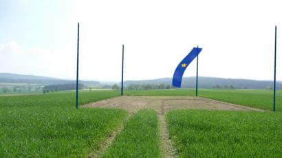 Grafik: Koch
Künstler Christian Schnurer "leiht" sich einen Stern aus der europäischen Flagge - und hisst den "Lone Star" am Sonntag in Etsdorf.