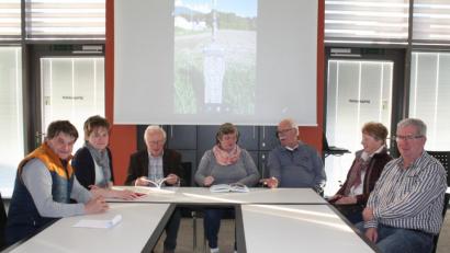 Bild: lg
Sie haben sich die Erfassung von Kleindenkmälern vorgenommen. Von rechts Günther Zithier, Lisbeth Balk, Günther Flierl, Annemarie Mösbauer, Ludwig Berger, Sonja Meier, Edmund Krämer.