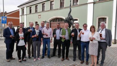 Bild: gz
Die elf Bürgermeister stießen mit Vertretern vom Amt für ländliche Entwicklung und für Tourismus am Landratsamt Neustadt mit Rebhuhnzoigl auf das Integrierte Ländliche Entwicklungskonzept an.