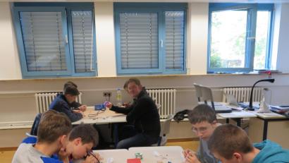 Bild: jzk
Fachoberlehrer Mathias Frischholz basteltet und lötete mit interessierten Schülern einen "Digitalen Würfel".