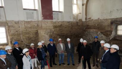 Bild: mor
Gut behelmt ist die CSU-Kreistagsfraktion im ehemaligen Sitzungssaal des Eschenbacher Kreistags unterwegs. Kreisbaumeister Werner Kraus (Dritter von rechts) informiert über den Fortschritt auf der Baustelle in der Außenstelle des Landratsamts im alten Pflegamtsschloss.