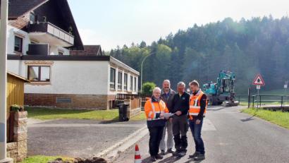 Bild: ds
Neukirchens Bürgermeister Winfried Franz und Baureferent Manfred Stollner besprechen notwendige Maßnahmen in Gaisheim mit Baggerführer Bernd Lang und Bauleiter Johannes Bäuml (von links).
