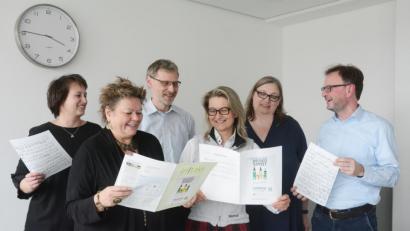 Bild: Gabi Schönberger
Die Zeit läuft: Statt „Weiden träumt“ heißt es am 20. und 21. Juli „Weiden singt“. Das Chorfest des Fränkischen Sängerbunds (FSB) bereiten zurzeit (von links) Astrid Karl und Petra Vorsatz vom Kulturamt, Georg Ebenhöch vom Sängerkreis Nord-Oberpfalz, FSB-Vizepräsidentin Kerstin Homberg, Susanne Osmani von der FSB-Geschäftstelle in Coburg und Bundeschorleiter Gerald Fink vor.