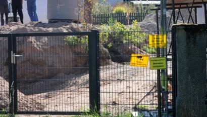 Bild:  Stephan Huber
Der Feld- und Fußweg von Haidhof in den nahen Schnaittenbacher Bürgerwald und weiter nach Weiher ist seit Menschengedenken für alle und jeden frei passierbar. Bis zu diesem Sommer. Das sei sein Privatgrund nicht öffentlicher Grund, sagt ein Bauherr, und sperrt den Weg. Jetzt werden Rechtsanwälte in Stellung gebracht.