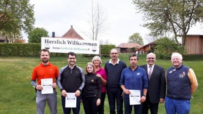 Bild: exb
Nach der Siegerehrung ist Zeit für ein Erinnerungsfoto: Marian Ludwig (von links), Wolfgang Dütsch, Andrea Kudlikova, Christine Schöner, Heinz Engmann, Otto Gradl, Bürgermeister Klaus Meyer und Präsident Wolfgang Ries.