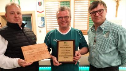 Bild: ct
Glückwünsche für einen mehr als verdienten Vereinsfunktionär (von links): Technischer Leiter Stefan Bönisch, Jubilar Ewald Vater und Vorsitzzender Stefan Weiß..