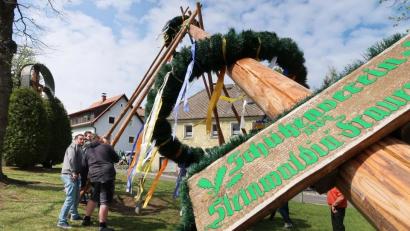Bild: bsc
Auch in Friedenfels (Kreis Tirschenreuth) steht ein neuer Maibaum.