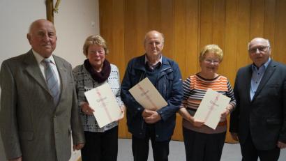 Bild: du
Vorsitzender Herbert Dobmeier (links) und Pfarrer Andreas Hanauer (rechts) ehren Theresia Dobmeier, Hans Hutzler und Maria Conrads (von links) für 40 Jahre Treue zur KAB.