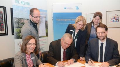 Bild: Gabi Schönberger
Oberbürgermeister Kurt Seggewiß unterzeichnet eine Kooperationsvereinbarung mit Martin Krypta und Juliane Braun (von rechts) von der Transferagentur Bayern Nord. Darin sind die Ziele der künftigen Zusammenarbeit im neuen Weidener Bildungsbüro festgelegt.