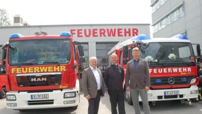 Bild: gib
Stolz auf das neu gestaltete Feuerwehrhaus sind (von rechts) Standortleiter Jörg Recklies, Kommandant Alexander Schmid und Betriebsratsvorsitzender Johann Dechant.