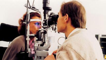 Bild: Initiativkreis zur Glaukom-Früherkennung
Patientin bei der Augenuntersuchung (Symbolbild).