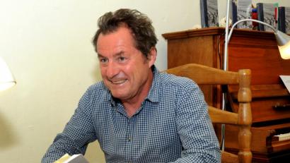 Bild: Stephan Huber
Siegfried Schröpf auf dem heißen Autorenstuhl in der Buchhandlung Mayr. Dort stellte der Amberger Schriftsteller sein Buch „Fluchtpunkt Spanische Allee“ vor.