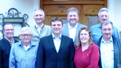 Bild: jp
Der bisherige Ortsvorsitzende der Pfaffenhofener CSU, Jürgen Rubenbauer (Mitte), wurde bei der Hauptversammlung wiedergewählt; mit im Bild das Führungsteam sowie Kreisvorsitzender Harald Schwartz (hinten, links) und Bürgermeister Stefan Braun (hinten, Zweiter von rechts).