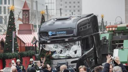 Archivbild: Michael Kappeler/dpa
Schaulustige und Reporter stehen im Dezember 2016 nach dem Terroranschlag auf den Berliner Weihnachtsmarkt am Breitscheidplatz vor dem Tatfahrzeug. BKA-Chef Holger Münch behauptete dieser Tage, die Angst vor solchen Anschlägen sei wegen der Berichterstattung über dieses Geschehen deutlich gestiegen.