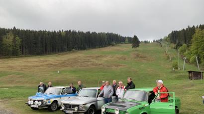 Bild: Michael Ascherl [Michael Ascherl] (michael.ascherl@oberpfalzmedien.de, mascherl)
Elf Teilnehmer der Olympia-Rallye von 1972 kamen zum Ehemaligentreffen nach Oberfranken und in die Oberpfalz, drei von ihnen mit ihren historischen Autos, zwei Null-Zweier-BMWs und einem Skoda. Walter Röhrl (Zweiter von rechts) und Harald Demuth (Zweiter von links) fühlen sich beim Zwischenstopp am Klausenlift in Mehlmeisel im Kreis ihrer Sportkameraden sichtlich wohl.