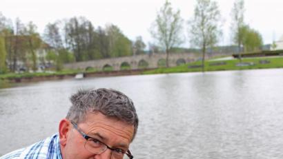 Bild: Stadt Tirschenreuth
MQ-Mitarbeiter Hans Enslein freut sich, Karpfendame Gundula am Tirschenreuther Stadtteich in die Freiheit entlassen zu können.