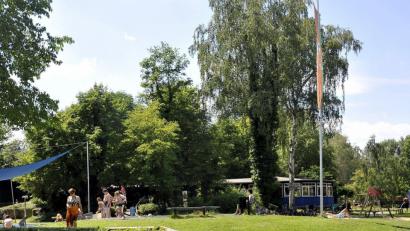 Bild: rg
Das Stadtbad könnte durchaus wieder Schauplatz von Kulturveranstaltungen sein. Darauf verweist OB Kurt Seggewiß in der Diskussion um den Serenadensommer im Max-Reger-Park.