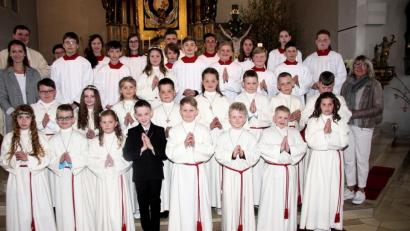 Bild: wro
Die Lehrerinnen Ursula Müller (rechts) und Julia Greger (links) gratulierten ihren Schützlingen zur Erstkommunion. Die Heilige Messe wurde von Pfarrer Maximilian Roeb (links) gestaltet.
