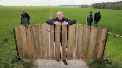 Bild: Wolfgang Steinbacher
Symbolik geht tiefer als Vernunft: Martin Nagler, Eigentümer eines Teils des Hirschauer Wegs, inszenierte eine feierliche Wegschließung, die jedem Durchlass gewährt, und es macht ihm sichtlich Spaß.