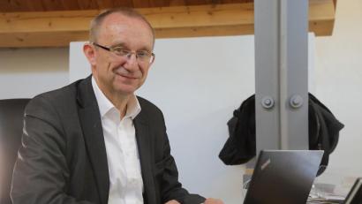 Bild: Wolfgang Steinbacher
Als Grundstücksanlieger ist er direkt betroffen, deshalb klagt Martin Nagler vor dem Verwaltungsgericht mit dem Ziel, den Bürgerwaldweg in Haidhof wieder öffentlich nutzbar zu machen.