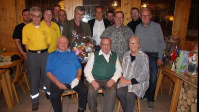Bild: wro
Heinrich Ulrich, vorne in der Mitte neben Emmeram Trottmann und Hannelore Bienlein-Holl, freute sich über viele Glückwünsche zum 85. Geburtstag. Gefeiert wurde natürlich in der Wirtsstube des Hauses.