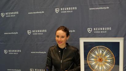 Bild: weu
Die aus Seebarn stammende Künstlerin Miriam Ferstl stellte bei der Schwarzachtalmesse das mit ihren sensationellen Fotografien illustrierte Buch „Von der Mitte gehalten“ vor.