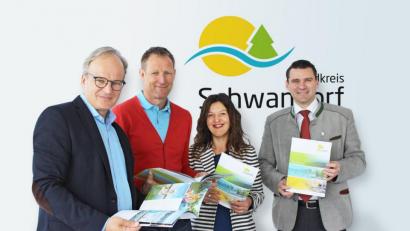 Bild: exb/Veronika Kiener, Landratsamt Schwandorf
Eine ansprechende Visitenkarte: Wolfgang Eichinger, Christian Meyer, Kathrin Kleber und Landrat Thomas Ebeling (von links) blättern in der neuen Landkreisbroschüre.