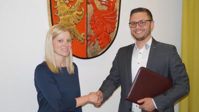 Bild: du
Bürgermeister Ernst Lenk vereidigt in der Sitzung Nicole Bäumler (SPD) als neues Gemeinderatsmitglied und heißt sie im Plenum willkommen.