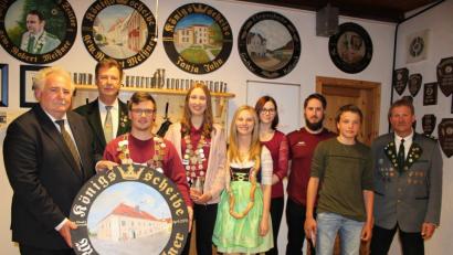 Bild: hä
Martin Fellner und Lisa Kollarik (Jugend) gewannen das Königsschießen. Im Bild (von links): 2. Bürgermeister Peter Gold, Gauschützenmeister Manfred Zölch, Martin Fellner, Lisa Kollarik, Ramona Thiermann, Christina Bartl, Sebastian Thoma, David Kraus und Harald Thiermann.